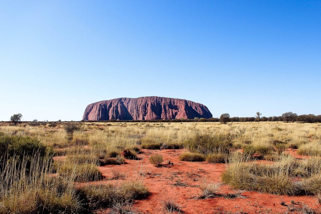 Le mont Uluru dans le désert australien